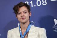 Harryho Stylese na Benátském filmovém festivalu čekal dosud největší dav fanoušků.