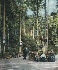 Lesní zákoutí v okolí lázeňského areálu Jánských koupelí zvané Schwesternplatz se sochou svatého Jana Křtitele na pohlednici vydané počátkem 20. století C. Richtrem v Melči.