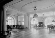 Společenský salonek v Kurhausu. Nedatovaná fotografie.