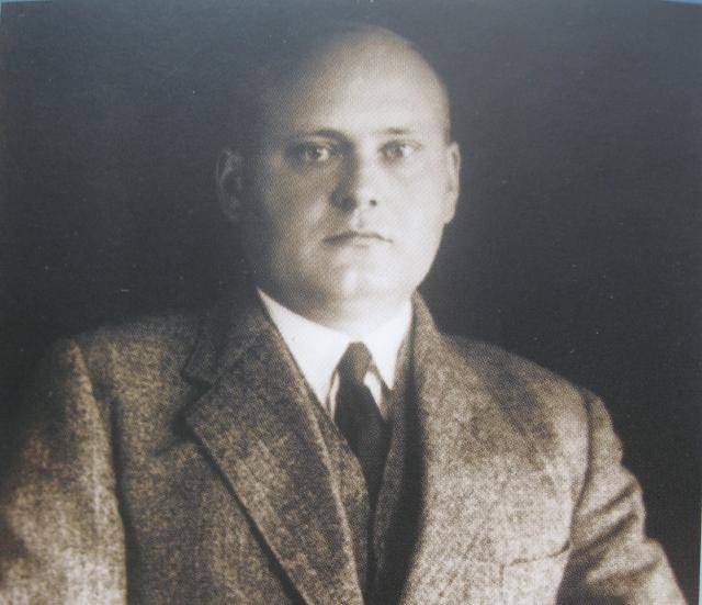 Narodil se 14. června 1891 v Prostějově v rodině vlasteneckého advokáta Josefa Škracha a jeho manželky učitelky a kulturní činitelky Marie Škrachové rozené Hořínkové. Vyrůstal v intelektuální rodině společně smladšími sourozenci Pavlou a Jiřím, pozdějším známým prostějovským advokátem a hudebníkem.
                              Číst dál...