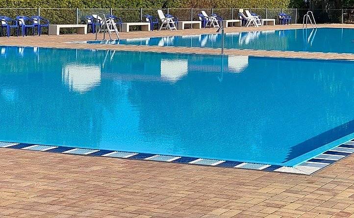 Bylo Vám již 65 let a máte trvalé bydliště v Klánovicích?
Pak je tu právě pro Vás nabídka plavání zdarma, a to ve všední den od 10 do 12 hodin. Poprvé ji můžete využít v pondělí 5. června.
Co stačí udělat:
Přihlásit se nejpozději 1 den před první plánovanou návštěvou koupaliště paní Aleně Slezákové osobně na ÚMČ, emailem na adrese slezakova@praha-klanovice.cz  nebo telefonicky na čísle 605 272 431. Přihlášení stačí jen poprvé. A pokud jste byli přihlášeni už v minulém roce, nemusíte se letos hlásit vůbec, loňský seznam stále platí.
A pak už jen ve vymezené době přijít na koupaliště a svůj čas si co nejlépe užít.
Karel Loucký