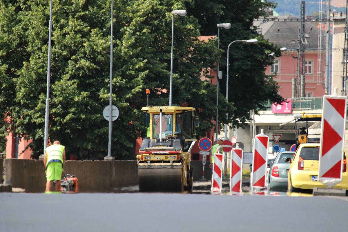 Práce na Labském nábřeží pokračují podle harmonogramu.    
Ve čtvrtek zhotovitel provedl finální pokládku povrchů, v pátek budou práce dokončeny.
O víkendu 15. a 16. 7. bude probíhat rekonstrukce povrchů na kruhovém objezdu u mototechny. Ten proto bude zcela neprůjezdný pro veškerou dopravu včetně autobusů MAD.  Zastávky Labské nábřeží, parkoviště, Tyršův most, Tyršova a Masarykovo náměstí   nebudou do neděle 16. 7. 2023 do 23:59 obsluhovány  
 Od pondělí bude kruhový objezd průjezdný, stejně jako celé Labské nábřeží. Práce se posunou směrem ke kruhovému objezdu u TESCA, provoz v tomto úseku (Ústecká ulice) zde bude opět jednosměrný.
Od 15. 7. nebude možné parkovat v ulici Práce. Tato ulice totiž bude od soboty průjezdná obousměrně, aby byl umožněn přístup k parkovišti u kruhového objezdu.