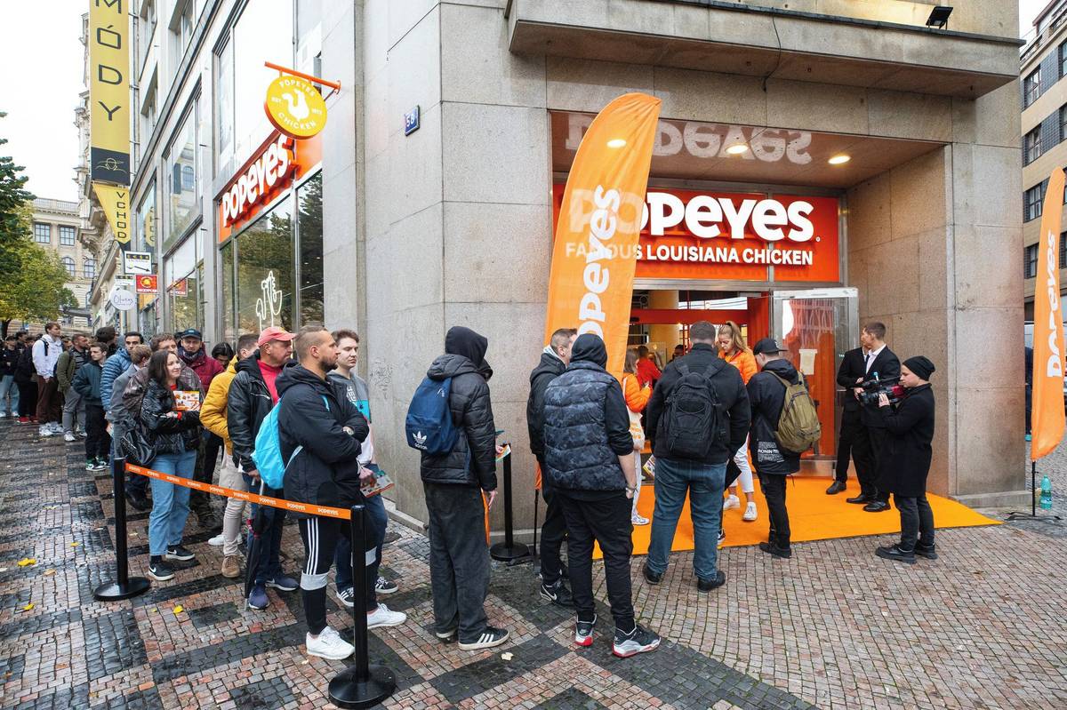 Kromě KFC patří mezi konkurenty Popeyes již zmiňovaný McDonald's, který minulý měsíc otevřel v tuzemsku v pořadí již 117. podnik. Výrazný podíl na českém trhu mají také další zahraniční řetězce Burger King nebo Pizza Hut.