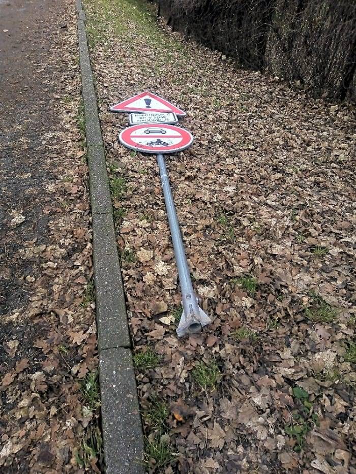 Opravu jsme již provedli a místo označili novým dopravním značení.