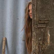 Natalia Garbuová (Moldavsko): Portrét v zemitých tónech. Ze série Moldavský lookbook, jehož cílem je mapovat národní identitu a její nerůznější projevy. Třetí až desáté místo v kategorii Dokumentární projekt / Profesionální fotografové.