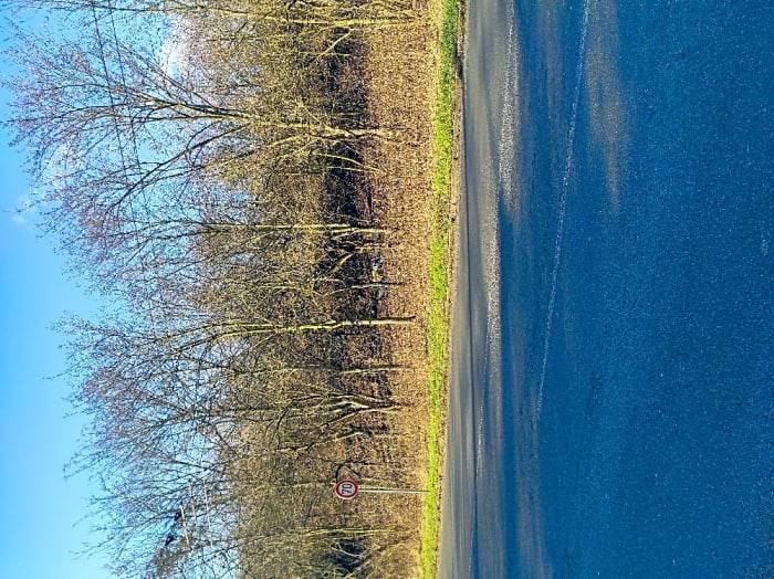 Dobrý den, drobný odpad byl odstraněn. Děkujeme za podnět.