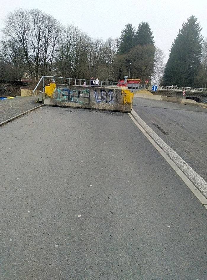 Odpověď na uzavírku Lidl - Husova:
Dle dopravního značení je zde Zákaz vjezdu, jak tomu bylo po mnoho let. Od začátku roku 2024 je vyjímka, která zde byla kvůli rekonstrukci ulice Chebská, zneplatněna...proto zaměstnanci TDS obnovili dopravní značení zakazující vjezd, kromě betonových zábran (průjezd v havarijních případech řízený Policií ČR).
Co se týče cesty pro chodce....nejedná se o oficiální chodník!

Děkuji!

Bc. Markéta Nejedlá