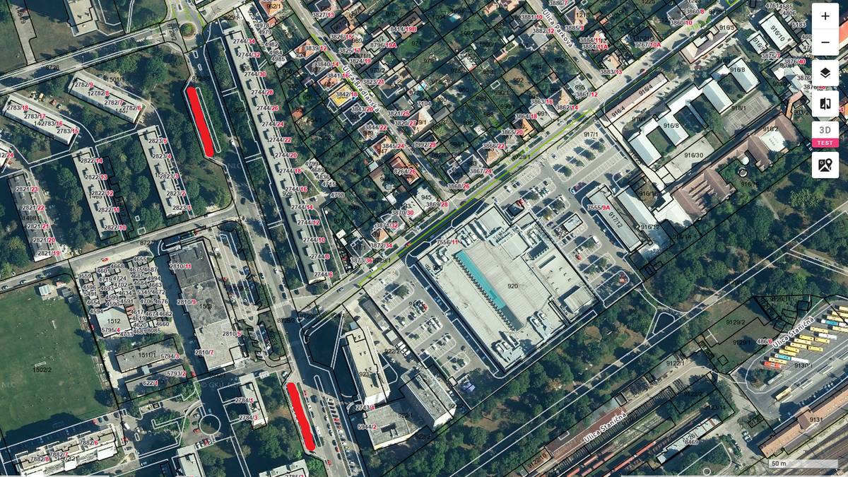 Prvá etapa výstavby nového cyklochodníka na Ulici Jána Bottu pokračuje podľa plánu. Miestna cesta na Ulici J. Bottu v úseku od Ulice Bedřicha Smetanu po kruhový objazd s Ulicou Andreja Sládkoviča je prejazdná, jazdné pruhy sú však zúžené dočasným dopravným značením. 
Spomínaná čiastočná uzávera bude v najbližších dňoch rozšírená o dve priľahlé parkoviská z dôvodu výmeny povrchu na parkoviskách a chodníkoch.
Počas veľkonočných sviatkov budú parkoviská dočasne sprístupnené, a následne znova uzatvorené až do realizácie spätnej povrchovej úpravy.
Ďakujeme za trpezlivosť počas stavebných prác a rešpektovanie prenosného dopravného značenia.