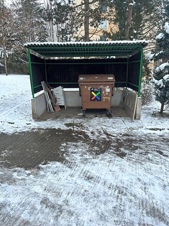 Dobrý den,
drobný nepořádek byl odstraněn. Děkujeme za podnět.