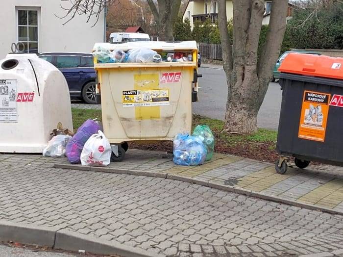 Pro potřeby zde bydlících obyvatel je kapacita kontejnerů (i vzhledem k četnosti vývozu) dostačující. Město neovlivní odkládání odpadu nemístními obyvateli, ale mohou to ovlivnit místní, např. zasláním fotografie automobilu, jehož řidič sem odpadky přiveze a evidentně to není místní soused.