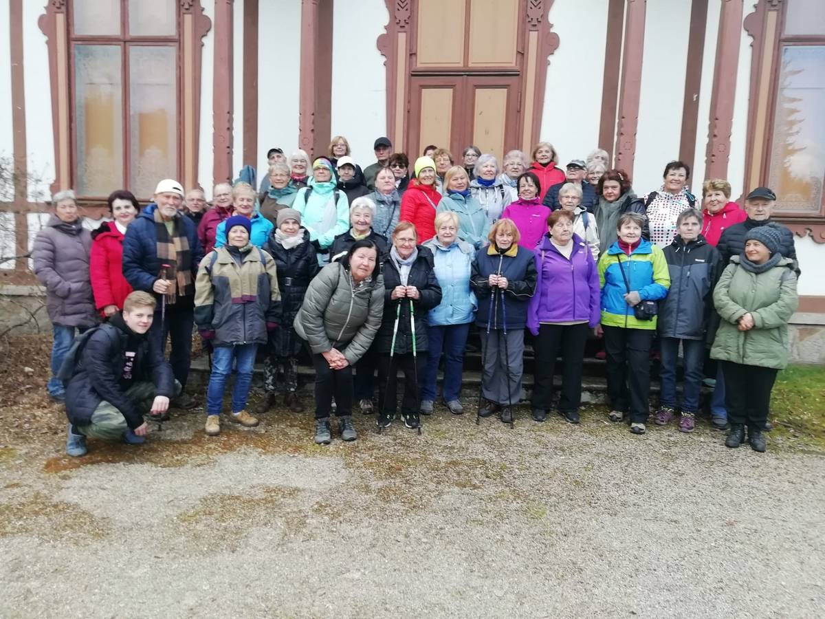 V sobotu 23. března 2024 se členové Klubu českých turistů Mar. Lázně zúčastnili celokrajského Jarního setkání turistů v obci Dubina u Karlových Varů a zahájili novou turistickou sezónu. Cílem turistů z Mar. Lázní byla bývalá obec Svatobor s kostelem Nanebevzetí Panny Marie, farou a bývalým hřbitovem. Svatobor se nachází na území vyčleněném z bývalého vojenského újezdu a nyní je součástí nové obce Doupovské Hradiště. Starostka obce paní Bošková zajistila pro návštěvníky nejen odborný výklad o osudech místních památek – ale také občerstvení a potřebné zázemí. Obec Doupovské Hradiště je partnerem Spolku pro dokumentaci a obnovu památek Karlovarska. Ze Svatoboru se turisté vydali po žluté TZ kolem národní přírodní památky Skalky skřítků do cíle v Dubině. Každý obdržel pamětní list, vizitku a odznak. Odpoledne se pak turisté přesunuli do obce Kyselka, kde absolvovali komentovanou prohlídku po bývalých lázních.
Zveme příznivce turistiky na další akci: Jarní setkání turistů Plzeňského kraje 13. dubna 2024 na Krkavci.
Za KČT Mar. Lázně Milena Kafková