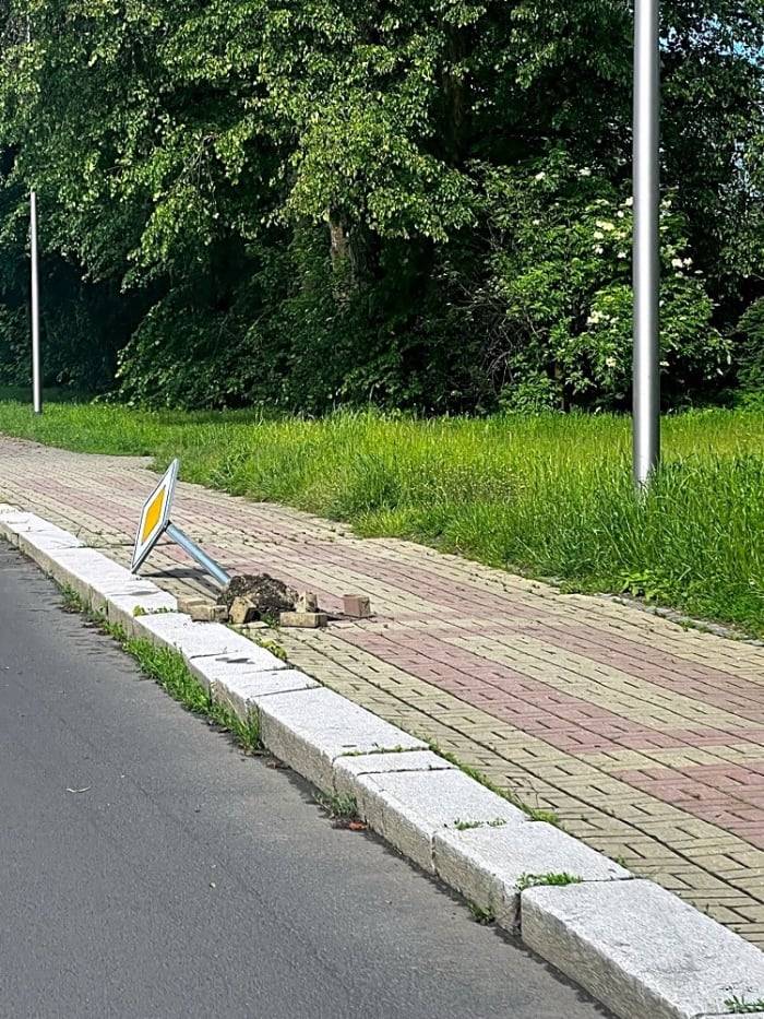 Dobrý den, značky na mnoha místech Mariánských Lázních  v těchto dnech skončili jako na fotografiích, opravy probíhají průběžně podle druhu poničení ( betonování, výměna patek atd.) Děkujeme za podnět TDS.