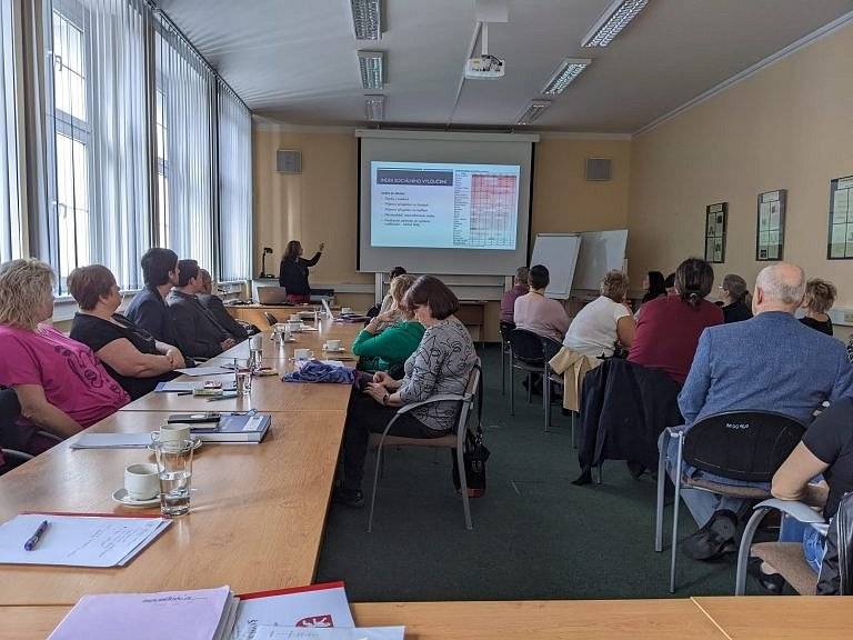 Ve středu 14. března se sešli zástupci školství ORP Tachov, aby společně řešili neúspěšnost ve vzdělávání, která je zde podle Mapy vzdělávaní vzhledem k sociální podmínkám jedna z nejvyšších v republice.
Konkretní řešení a další opatření v sociální oblasti si můžete přečíst v tomto článku: https://www.pzpk.cz/aktuality/prvni-kulaty-stul-k-neuspesnosti-ve-vzdelavani-na-tachovsku/