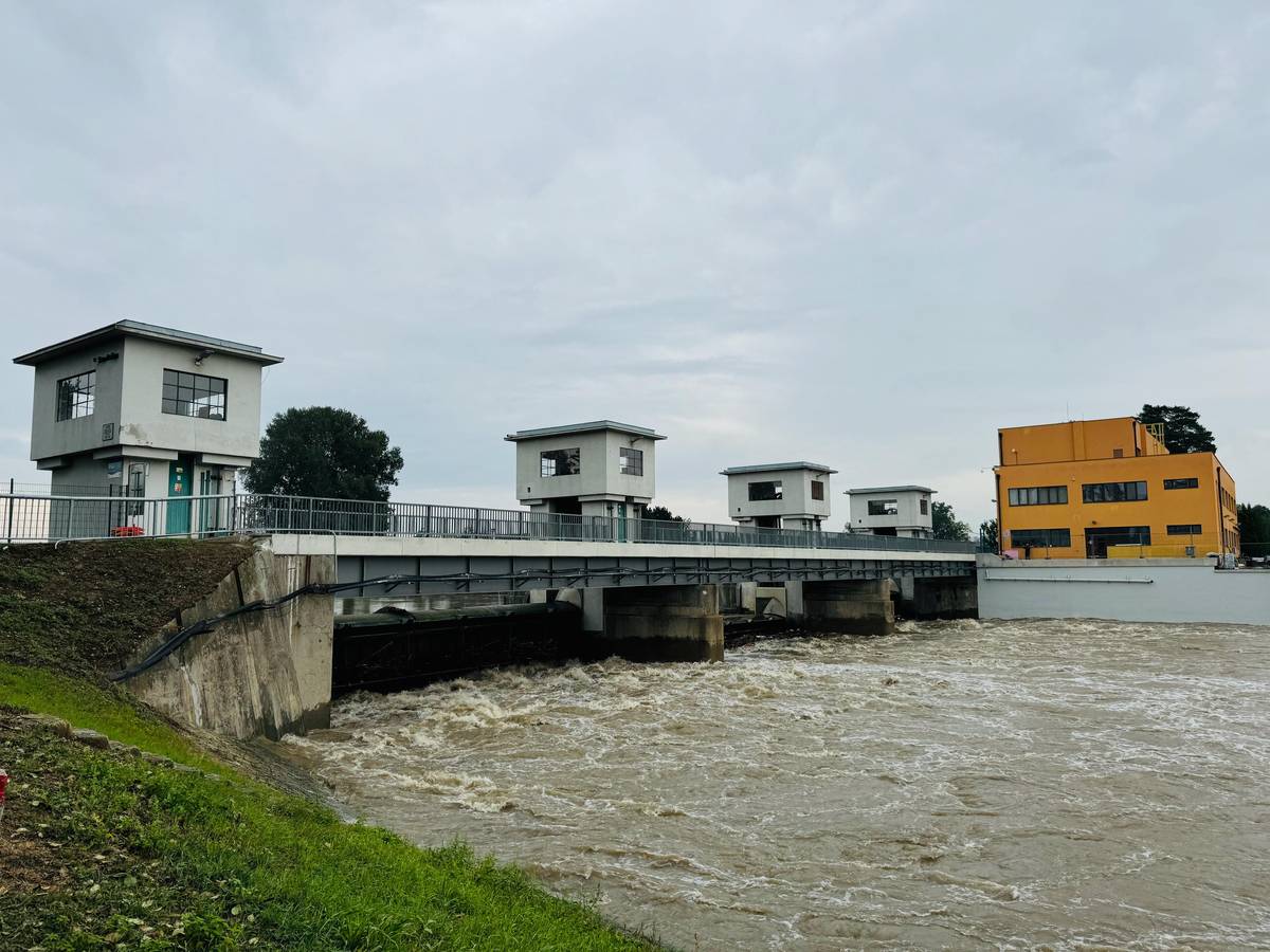 Vážení spoluobčané, voda v řece Moravě ve Spytihněvi pomalu klesá a konečně se dostala pod úroveň 3. stupně povodňové aktivity. Podle předpovědí, by se hladina vody na úroveň 3. stupně neměla vrátit ani v následujících dnech. Stále čekáme, až voda v Moravě klesne na úroveň 400 cm, kdy bude možné otevřít propojení mezi slepými rameny a řekou Moravou, aby voda ze slepých ramen mohla sama odtékat. Do té doby musí vodu ze slepých ramen do Moravy přečerpávat naši hasiči. Stále je tedy pro veškerý provoz uzavřena místní komunikace od Rejdy k rybárně.