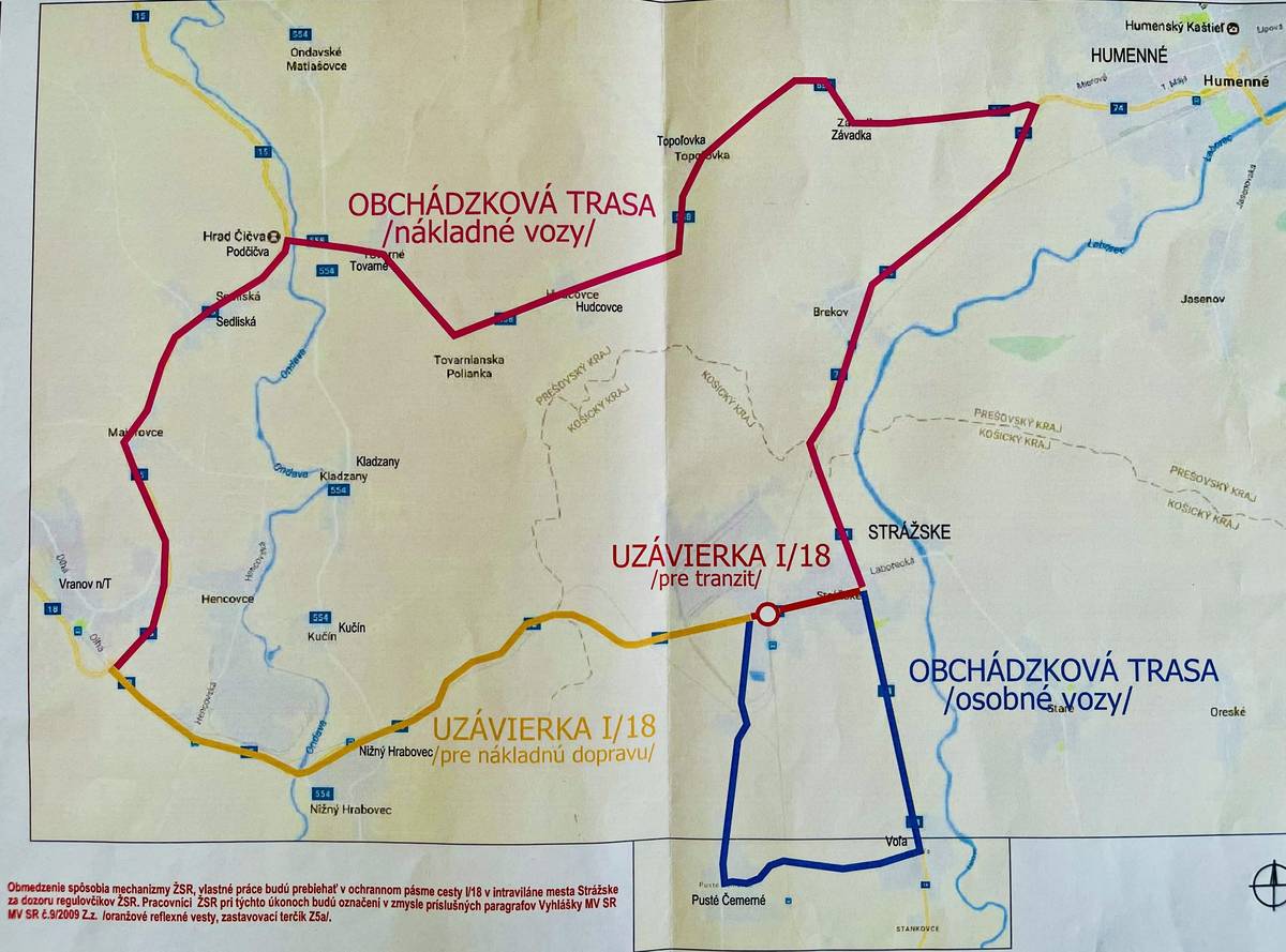 Železničné priecestie v meste Strážske na ceste 1/18 
v smere Z a DO Vranova nad Topľou bude úplne UZAVRETÉ.

Termín: od 10. septembra 2024 (trvanie uzávery cca 3 až 4 týždne)
Dôvodom sú prebiehajúce stavebné práce na stavbe ŽSR - “Elektrifikácia a súvisiace rekonštrukcie na úseku trate Bánovce nad Ondavou - Humenné”. 

OBCHÁDZKA PRE OSOBNÚ DOPRAVU bude zabezpečená po cestách 1/18, 3/3731, 3/3735, teda ➡️ v obci Voľa odbočkou na obec Pusté Čemerné a naopak ↩️

OBCHÁDZKA NÁKLADNEJ DOPRAVY bude odklonená po cestách 1/15, 1/18, 1/19, 2/554, 2/558 (Prešov/Vranov ➡️ smer Topoľovka ➡️ Humenné ↘️ Michalovce a naopak↩️

➡️🚶🚶‍♀️PRE CHODCOV bude zabezpečený počas uzávery provizórny prechod

Ďakujeme za ústretovosť, prajeme šťastnú cestu 🍀.