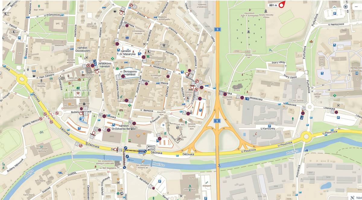 Výstavy, přednášky, srazy příznivců aut, a především několik závodů v ulicích i food zónu a bohatý doprovodný program nabídne České Lípě Speed Festival, který proběhne o víkendu 20. – 22. září v centru České Lípy.
S akcí tohoto rozsahu se ale pojí také rozsáhlá dopravní omezení, jejichž přehled uvádíme níže.

         úplně uzavřeny budou ulice Děčínská, Mikulášská, Moskevská, U Synagogy, Erbenova, Sokolská, Boženy němcové a náměstí T.G.M. a to od půlnoci 21. 9. do půlnoci 22. 9.


         objízdná trasa ve směru do centra města povede po silnici č. II/262 (Děčínská, U Ploučnice), Purkyňova, Moskevská, Jiráskova, Žižkova a ve směru z centra po ulici Roháče z Dubé, U Průmyslovky, Arbesova na silnici II/262 (Děčínská)


        uzavírka se dotkne i linek MHD, a to linek č. 202, 203, 205, 206, 218, 224, 225 a 234, neobsluhovanými zastávkami jsou zastávky Sokolská, Erbenova, Moskevská/Svatého kříže, kompletní přehled změn v MHD včetně změněných jízdních řádů najdete zde 


         všem držitelům rezidentních a abonentních parkovacích karet (zelené a modré) bude umožněno náhradní parkování v ulici Moskevská (od základní školy), U Kartounky a na parkovišti na Jeřábkově náměstí.


        parkování vozidel TAXI v sobotu a v neděli 21. a 22. září bude umožněno v ulici Moskevská – od křižovatky s ulicí U Synagogy k odbočce ke hřbitovu.


       všem voličům, kteří budou volit ve volebních místnostech v centru města, především na radnici na nám. T.G.M. a ve škole v Moskevské ulici bude zajištěn bezproblémový přístup k volebním místnostem pořadatelskou službou, a to jak pěšky, tak autem. Parkování pro voliče v ulici Moskevská a na náměstí TGM bude k dispozici.

Kompletní informace o programu najdete na webu festivalu zde. 
Pro návštěvníky festivalu bude po městě umístěno celkem 30 ks totemů s popisem, co na konkrétním místě je k vidění a s mapou, kde se návštěvník nachází.
V informačním centru budou k dostání tištěné mapy a budou distribuovány Festivalové noviny s mapou celé akce a programem.
Dále v aplikaci pro mobilní telefony SmartGuide bude v sekci Česká Lípa záložka Speed Festival, kde budou také v mapě označené jednotlivé body/centra dění a zároveň označená místa do festivalu zapojených bister, kaváren a občerstvení po centru města.
Regionální turistické informační centrum na náměstí T.G.M. bude pro návštěvníky mimořádně otevřeno v sobotu 21.9. od 9 - 17h a v neděli 22.9. od 9 – 15h.
Přejeme krásný kulturní zážitek a omlouváme se za dopravní komplikace. 
město Česká Lípa