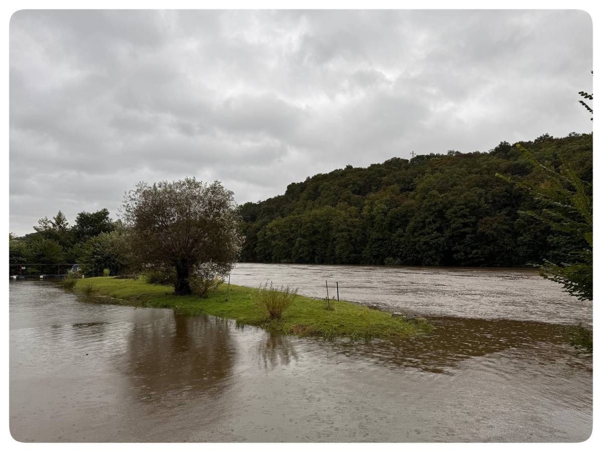 Informace z dnešního dne:
V sobotu ráno zasahovala jednotka kralupských dobrovolných hasičů v oblasti ústí Zákolanského potoka, který v daném místě směřuje do řeky Vltavy. Zde došlo k ucpání odtoku z důvodu nahromaděných naplavenin. Jednotky IZS zároveň monitorují všechna riziková místa na místních vodních tocích a odstraňují popadané stromy. 
 
V průběhu dopoledne provedla povodňová komise kontrolu všech potoků v oblasti Okoř – Kralupy nad Vltavou. Pozitivní zprávou je, že všechny potoky se nachází v korytech a jejich průtok se snižuje. Zároveň by se neměl ani zvyšovat přítok do Vltavy. Rovněž predikce spojená s předpovědí počasí je nyní pozitivní.
 
Znovu opakujeme následující doporučení:

Vyvarujte se vstupu na nebezpečná místa, kde hrozí sesuv půdy a pády stromů! Při silném dešti je třeba snížit rychlost jízdy autem a jet velmi opatrně, dále nevstupovat a nevjíždět do proudící vody a zatopených míst.

Kontakty: 

Odbor životního prostředí:  777 798 220
Městská policie: 777 798 208
(na obou číslech je možné využívat i aplikaci WhatsApp)
 
Vyjádření starosty Libora Lesáka k povodňové situaci ve městě - video: https://youtu.be/gITwrv2dxwE?si=jshTMjxPPGf99O3v