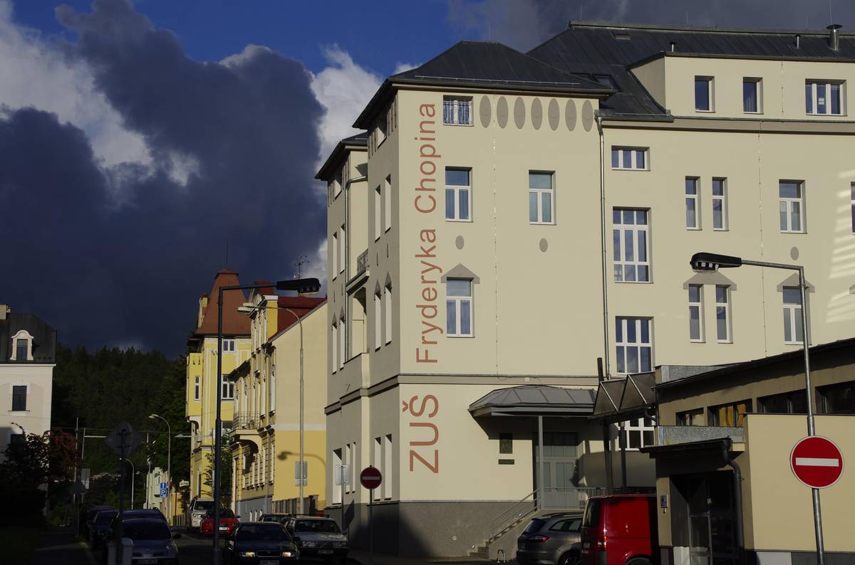 Jako každý rok proběhnou i letos po prázdninách doplňovací talentové zkoušky pro nové žáky ZUŠ F. Chopina. Na začátku září budou moci rodiče přivést své děti, které mají zájem o některý z oborů (hudba, tanec, výtvarka), do ZUŠ.
Termíny zkoušek: 
hudební obor 4. a 5. září od 13 do 17 hodin
taneční obor 4. a 5. září od 14 do 17 hodin
výtvarný obor  4. a 5. září od 12.30 do 17.30 hodin
Ke zkoušce je možné se přihlásit na www.izus.cz . V případě potíží s elektronickým přihlášením vám rádi pomůžeme ( na telefonu Ing. Renata Kuncová 733 198 615 nebo v kanceláři ZUŠ v Lužické ulici 412).