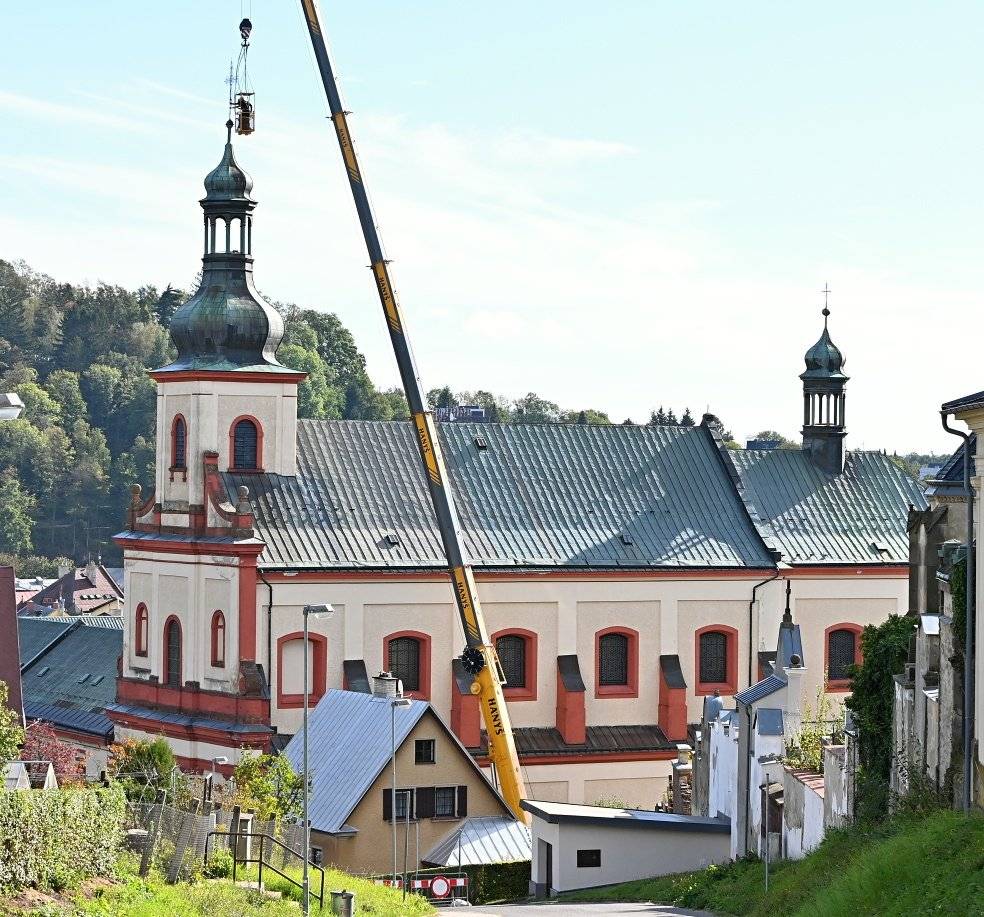 Dnes dopoledne byl z věže klášterního kostela demontován kovaný kříž, který se uvolnil během silného větru 13. září. Ulice Dobrovského a Hřbitovní jsou od dnešního dne bez omezení provozu.
Foto: Zdeněk Horák