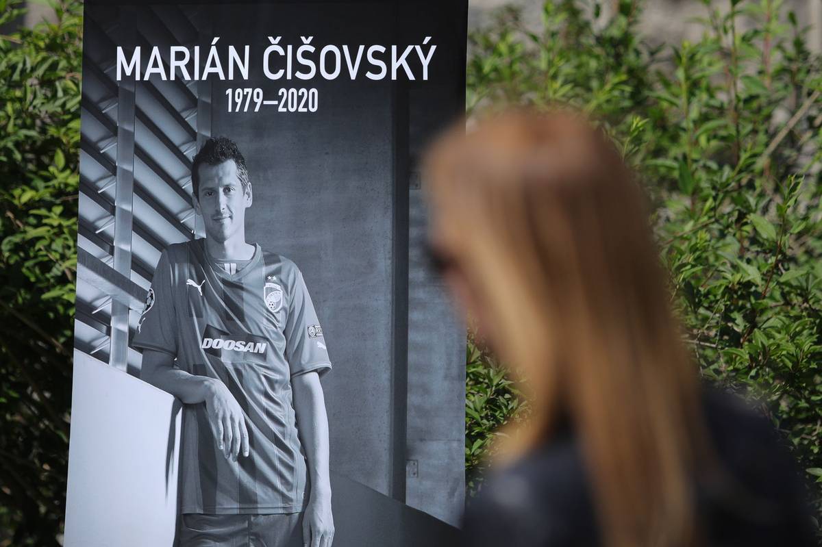 Na přání rodiny neměli novináři do obřadní síně přístup. Dovnitř se kvůli vyčerpané kapacitě nedostali ani fanoušci, proto před síní byla umístěna plachta s podobiznou Čišovského v plzeňském dresu a nápisem "Navždy v našich srdcích".