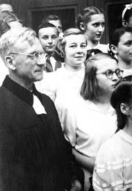 Zásluhu na tom, že Jana v Praze vůbec mohla dostudovat gymnázium měl farář evangelického sboru v Praze na Smíchově Jan Kučera. Osobně se velmi dobře znal i s Miladou Horákovou, po jejím zatčení navíc pomohl Bohuslavovi Horákovi s útěkem za hranice. Na snímku je farář Kučera s Janou, když ji v roce 1947 konfirmoval.