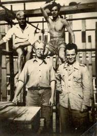 Václav Procházka (vpravo nahoře) byl povolán do PTP měsíc před maturitou na zemědělské technické škole v Kadani. Nastoupil v říjnu 1952. Čekalo ho dvacet šest měsíců tvrdé práce na stavbě vojenských bytů a v dolech Karviná a tupých socialistických školení. Z PTP odešel v listopadu 1954.