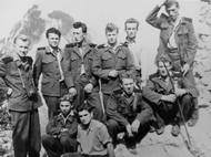 Jaroslav Václavek (dole uprostřed v košili) nastoupil k PTP v roce 1950 jako syn třídního nepřítele, jeho otec byl majitelem obchodu. Sloužil v Komárně s přestávkou kvůli kritickému zdravotního stavu do roku 1954.