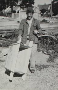 Karel Vošalík Karel při práci s kalfasem u PTP, kde sloužil v letech 1952 až 1954. Prošel stavbami na severní Moravě a na Slovensku.