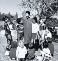 Odmala byl dychtivým čtenářem, který se zajímal o diktátory jako například Josifa Stalina, Mao Ce-tunga nebo Adolfa Hitlera. Zaujetí našel také v duchovním vůdci indické revoluce Gándhím nebo německém filozofovi Karlu Marxovi. Po studiích na vysoké škole v Richmondu se stal kazatelem. Díky svému charismatu a umění rétorické manipulace se okruh Jonesových příznivců rychle rozrůstal.