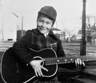 Na počátku tragédie, která vešla do dějin jako Jonestownský masakr, stála osobnost Jima Jonese. Narodil se 13. května 1931 v městečku Crete ve státě Indiana v USA. Jeho otec, válečný veterán z první světové války, byl zdravotně postižený a také dlouhodobě nezaměstnaný. Své problémy utápěl v alkoholu. Rodinu živila matka, která tak neměla moc času věnovat se malému Jimovi. Jones se cítil nechtěný a špatně snášel nuzné životní podmínky. Útěchu nalezl v hudbě a hlavně v náboženství. Už jako malý chlapec se zajímal také o smrt.