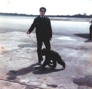 Do Guyany ho následoval i ochočený šimpanz, který slyšel na jméno Mr. Muggs.