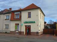 Malá Marta Kubišová vyrůstala v Českých Budějovicích. V domě, kde je dnes lékárna, žila do svých deseti let, později se i s rodinou přestěhovala do Poděbrad. Do rodného města pak jezdila hlavně na prázdniny za prarodiči. Podle autora knihy zpěvačka dodnes vzpomíná na vysoké stromy u nemocnice, kde pracoval její tatínek, na Velký jez na řece Malši nebo houpací síť, z které zasněně pozorovala nebe.