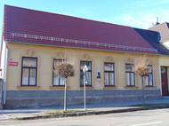 Jen několik desítek metrů od mlýna vyrůstal další herec Národního divadla, Rudolf Hrušínský. Své dětství strávil v herecké rodině a vztah k jihočeskému kraji mu vydržel i poté, co se přestěhoval do vily v pražských Nuslích. Asi 50 kilometrů od rodného města si v Plané nad Lužnicí postavil chatu u řeky.