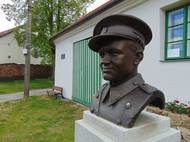 Kubiš se domů vrátil půl roku před atentátem a jeho rodné vesnici proto hrozilo vyhlazení, stejně jako Lidicím. "Byl to hrozný pocit pro všechny. Nevařilo se, na jídlo nebylo ani pomyšlení. Nespali jsme," vzpomíná v knize jeden z přímých účastníků.