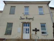 Z Vysočiny pocházel také malíř Jan Zrzavý. Do domu, který do roku 2019 sloužil jako zázemí školy v obci Okrouhlice, si ho rodiče přinesli v roce 1890 jako šesté z celkem devíti dětí.