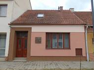 Malý domek v Ivančicích u Brna odchoval československého komika Vladimíra Menšíka, který tu žil do svých studií na strojní průmyslovce v Brně. "V Ivančicích mají od roku 1999 stálou výstavu o jeho životě. Nachází se v historické budově staré radnice a je sestavena z hercových osobních věcí, rodinných fotografií, dokumentů i snímků z mnoha filmů," vypráví autor průvodce.