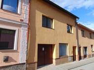 Vzpomínky herce a baviče Miroslava Donutila se vážou k rodnému městu Třebíč, které dnes spadá do seznamu světového dědictví UNESCO. Rodný dům je schovaný v uličce Hlavova, poblíž náměstí a řeky Jihlavy. "Pro mě je Třebíč spojená s dětstvím a mládím, první láskou, zkrátka nezapomenutelné místo," říká v knize Donutil.