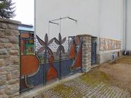 Stavbu s originální branou chtěl do své správy získat spolek Za záchranu rodného domu Jana Zrzavého, loni se ale nepohodl s vedením města, a tak zatím není jasné, co s budovou bude dál.