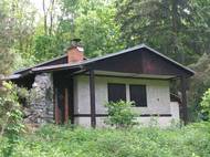 "Chata má romantickou historii. Stojí na louce u Lužnice, kde herec v létě roku 1945 poprvé políbil svou budoucí ženu. Když se manželé po válce dozvěděli, že je místo jejich milostného vzplanutí na prodej, neváhali ani chvilku," říká Laudin.