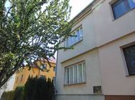 Písničkář a básník Karel Kryl se rok před koncem druhé světové války narodil v Kroměříži a se svými dvěma sourozenci vyrůstal v domě v Březinově ulici. Po likvidaci tiskárny knih v 50. letech minulého století se Krylovi museli přestěhovat do suterénu menšího domu.