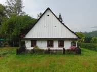 Lidový roubený domek u rušné ulice v Helvíkovicích v Pardubickém kraji pamatuje dobu, kdy se v malé světnici narodil malý Václav Divíšek. Vynálezce hromosvodu, který si časem přisvojil jméno Prokop Diviš, se stal premonstrátským řeholníkem v Louce u Znojma a později správcem farnosti v Příměticích, kde si zařídil laboratoř a působil až do své smrti. V jeho rodné chalupě je dnes muzeum.