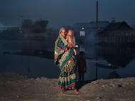 Hana Connor a Filip Jandourek, z cyklu Černé slzy (Bangladéš), 2017. Dháka, hlavní město Bangladéše, je s více než sedmnácti miliony obyvatel nejrychleji rostoucí metropolí na světě. Každý den se tam stěhuje více než dva tisíce nových obyvatel z různých koutů země. Rodiny jsou nuceny opustit své domovy v důsledku ztráty půdy způsobené velkými záplavami, za které mohou stále častěji se opakující cyklony a zvyšující se hladina moře. Část z těchto klimatických uprchlíků dorazí do průmyslové čtvrti Munshiganj, jedné z nejvíce znečištěných oblastí světa. Zde se snaží vytvořit nový domov.