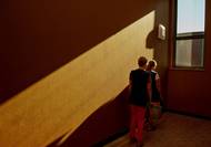 Krzysztof Goluch, z cyklu V práci, 2018. Polský fotograf se ve své tvorbě zabývá tématem lidí s handicapem a jejich rolí a uplatněním ve společnosti. Výchozím impulzem pro širší zaměření jeho tvorby však byl odpor ke klišé, s jakým jsou lidé s handicapem prezentování v médiích a na fotografiích. Jak sám uvádí, fotografuje „postižené“ jako zdravé lidi s vlastní důstojností a osobitou neopakovatelností.