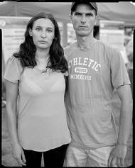 Jacenty Dedek, z cyklu Portrét provincie, 2019. Fotograf šest a půl roku objížděl menší města a městečka po celém Polsku. Fotil jejich obyvatele a ptal se, co je činí šťastnými. Vznikl tak neobyčejný dokument o běžném životě obyčejných lidí.