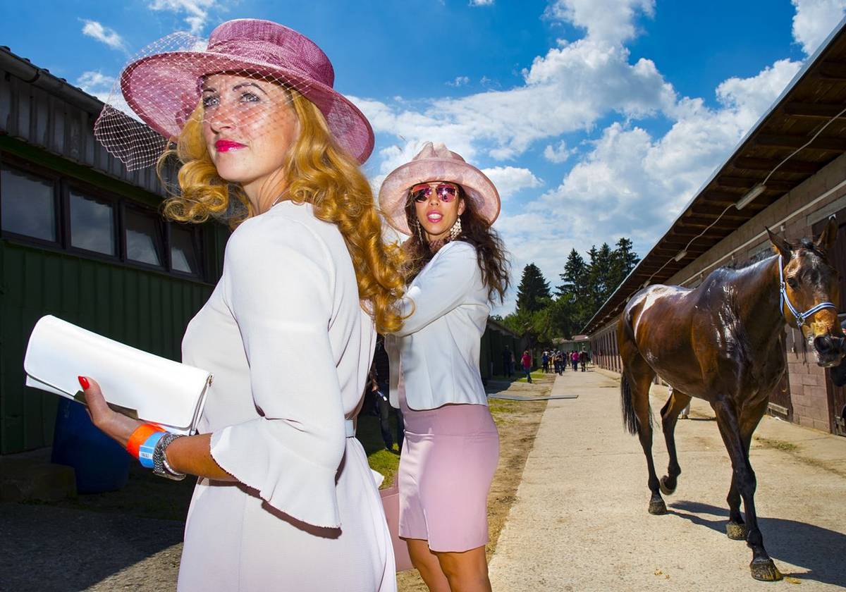 Institut tvůrčí fotografie v Opavě slaví třicet let své existence. Za tu dobu jím prošli vítězové World Press Photo i mnoha dalších významných světových soutěží. Má zástupce ve slavné fotografické agentuře Magnum. Vyrostli tam skvělí fotografové, teoretici i kurátoři. Nyní k výročí chystá řadu výstav. Ve fotogalerii se můžete podívat na snímky fotografů, kteří na opavském ITF studovali či studují. Jedním z nich je i autor této fotografie Roman Vondrouš (snímek ze souboru Zákulisí dostihů, 2019). Autor snímků je jedním z nejúspěšnějších a nejvýraznějších českých fotoreportérů, který dokáže výborně skloubit reportáž s výrazným výtvarným projevem. V roce 2013 zvítězil v kategorii Sport na World Press Photo a má za sebou i řadu dalších mezinárodních úspěchů.