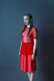 Zuzana Veselá, Elizaveta Maximova, z cyklu Fantasma, 2017. Soubor je výběrem portrétů divadelních herců. Pod profesní maskou skrývají stejné radosti i bolesti, jako kdokoli jiný.