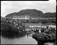Roman Franc, z cyklu Skupinové portréty (Skotsko, Hebridy, Mistrovství světa v házení žabek, 2019. Práce Romana France má ve svých sbírkách například Museum of Fine Arts v americkém Houstonu, Museum of Art spadající pod univerzitu v Maine (USA) nebo také Moravská galerie v Brně.