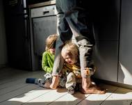 Karolina Ćwik, z cyklu Nedívej se na mne, 2020. Polská fotografka zkoumá v souboru Nedívej se na mne hranice ženství a mateřství.