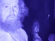 Daniel Poláček, ze souboru Infra Emotions, 2019. Snímky se řadí k subjektivnímu dokumentu. Fotograf zachycuje lidi v ulicích Prahy za tmy, pomocí speciální techniky, která umožňuje skrytě zaznamenat jejich autentický výraz, často plný deprese a smutku.