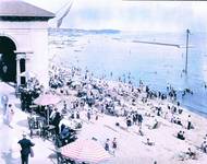 Zaplněná pláž (místo neuvedeno, počátek 20. století).